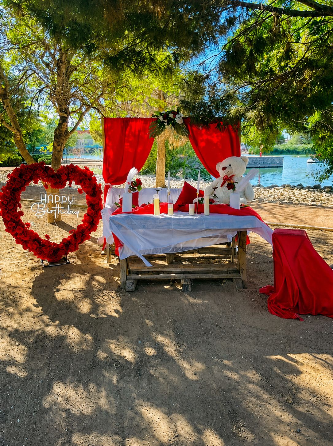 Picnic romántico con arco de corazón rojo del paquete Ensueño
