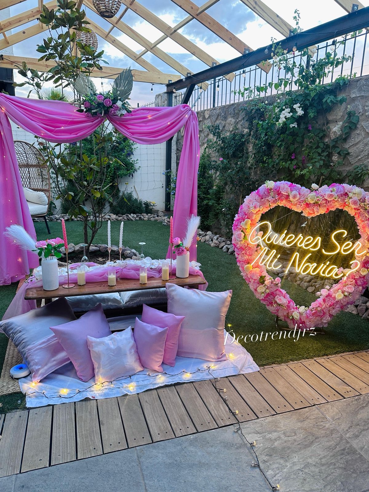 Picnic con cojines y arco de corazón floral del paquete Ensueño